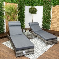 Savona -豪华躺椅#GRY -一对灰色藤条太阳躺椅与灰色靠垫和边桌